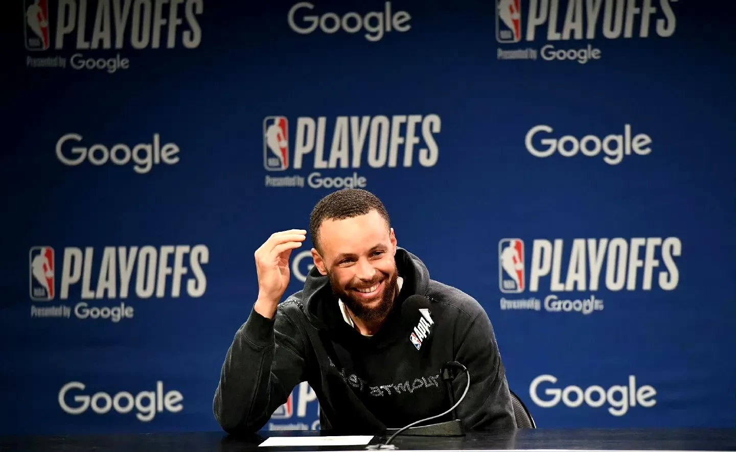 爱游戏APP-库里在DWG比赛中比赛局势复杂，出色发挥引发热议！